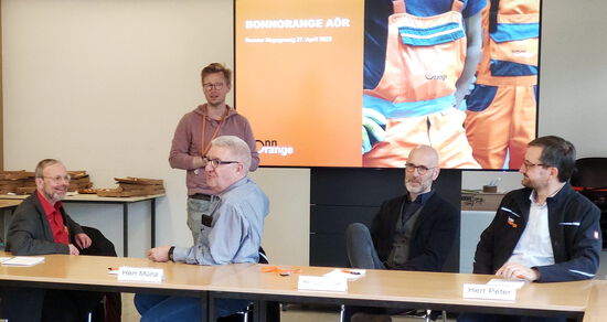 Die Drei von der Bonner Müllabfuhr, von rechts: Joachim Peter, Sven Sadewasser, Richard Münz. Ganz links im Bild BJV-Vorsitzender Lambert-Sebastian Gerstmeier, dahinter BonnOrange-Pressesprecher Jérôme Lefévre. Photo: Erhard Schoppert-Moering